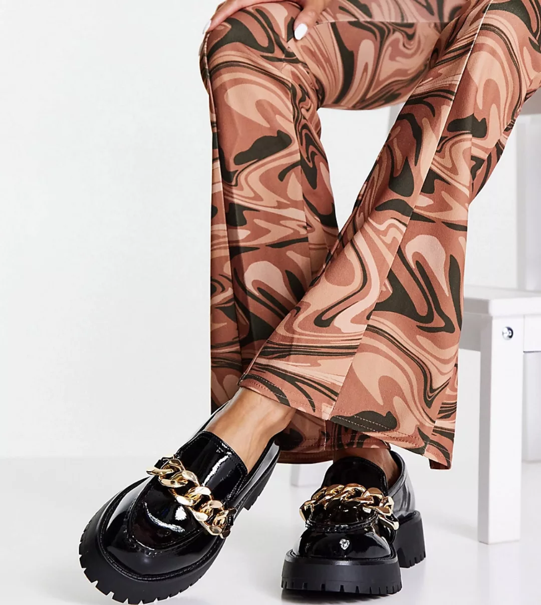 ASOS DESIGN Wide Fit – Mai – Klobige, schwarze Loafer mit Kettendetails in günstig online kaufen