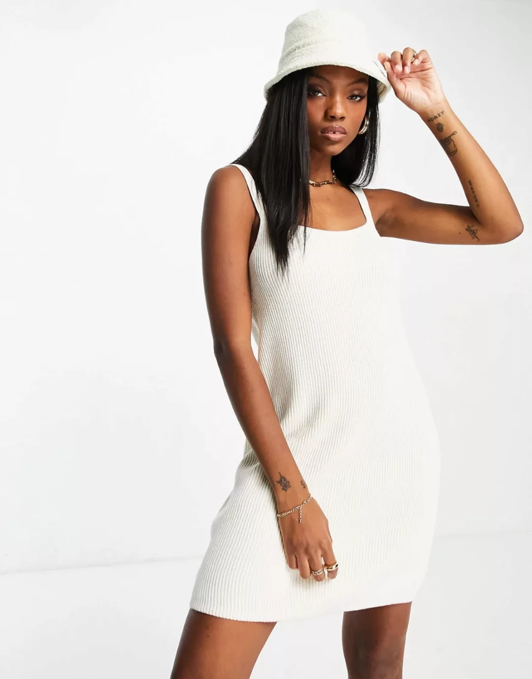 & Other Stories – Gestricktes Mini-Trägerkleid in gebrochenem Weiß günstig online kaufen