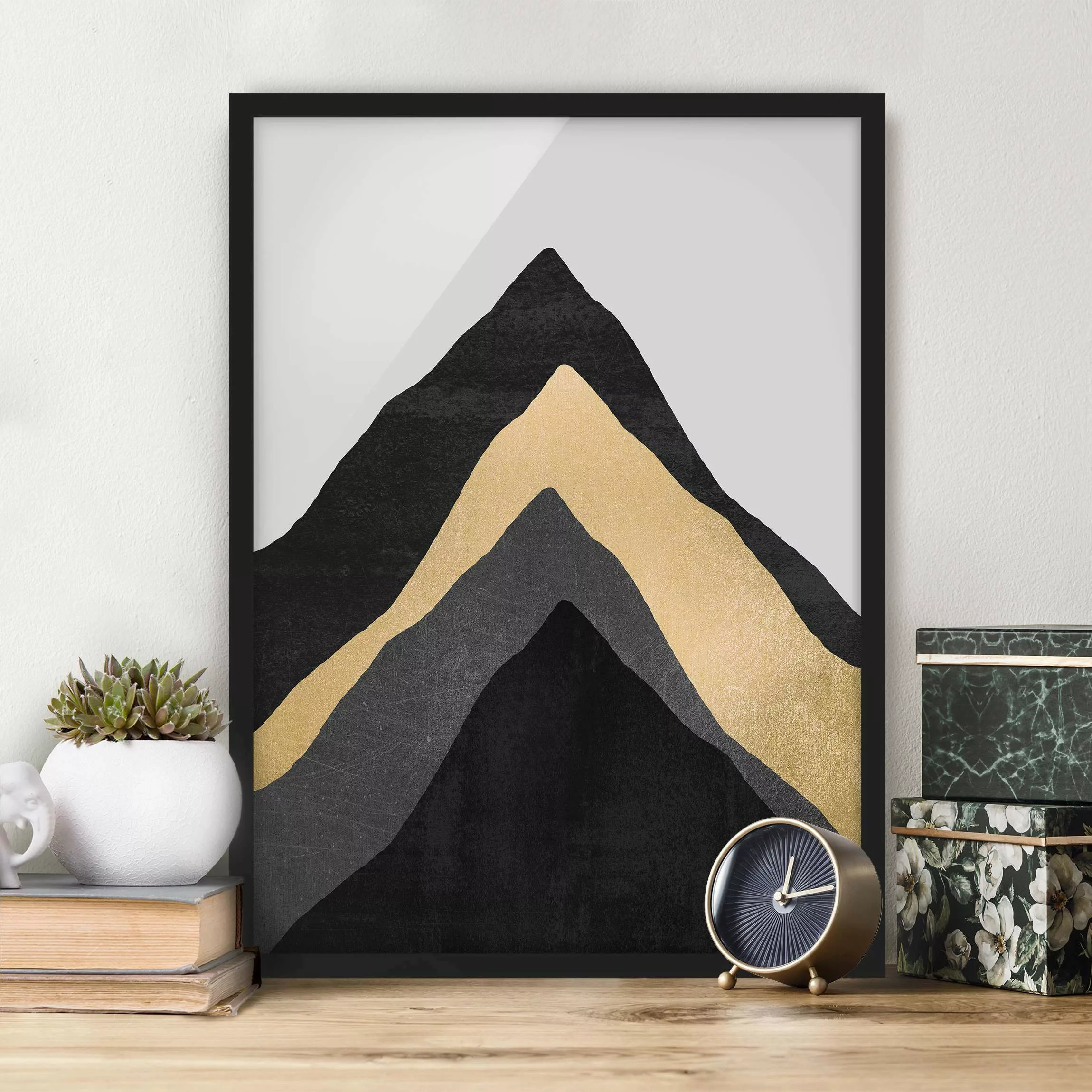 Bild mit Rahmen - Hochformat Goldener Berg Schwarz Weiß günstig online kaufen