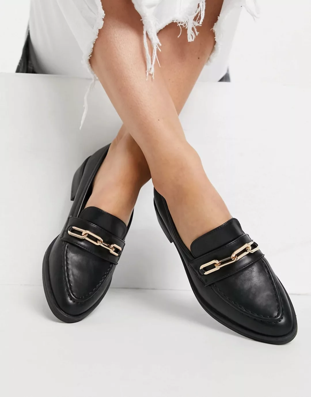 Glamorous – Loafer in Schwarz mit goldfarbenen Design günstig online kaufen