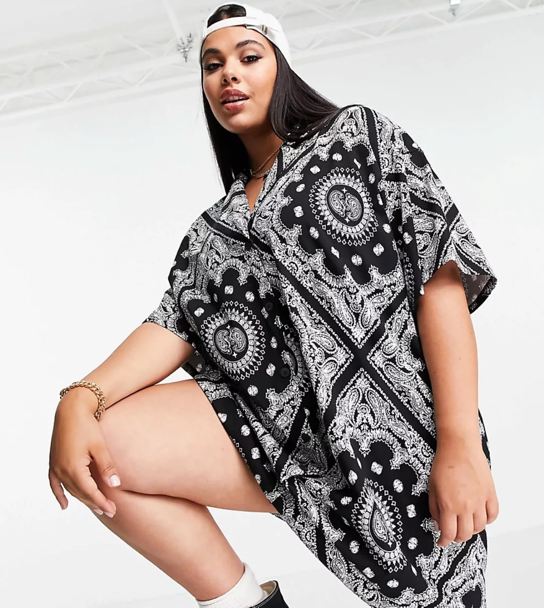 ASOS DESIGN Curve – T-Shirt-Kleid mit Bandanaprint in Schwarz und Weiß-Mehr günstig online kaufen