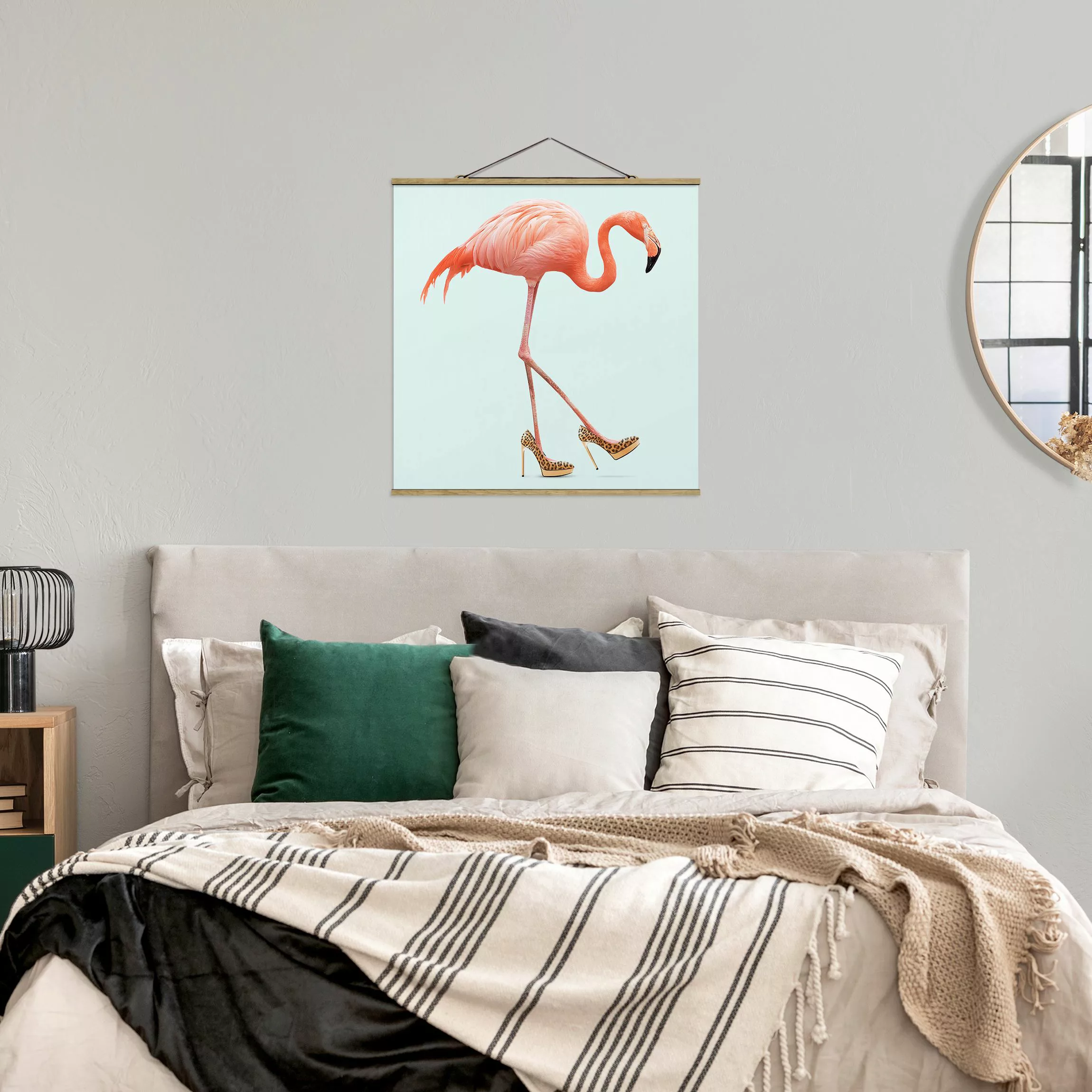 Stoffbild Tiere mit Posterleisten - Quadrat Flamingo mit High Heels günstig online kaufen