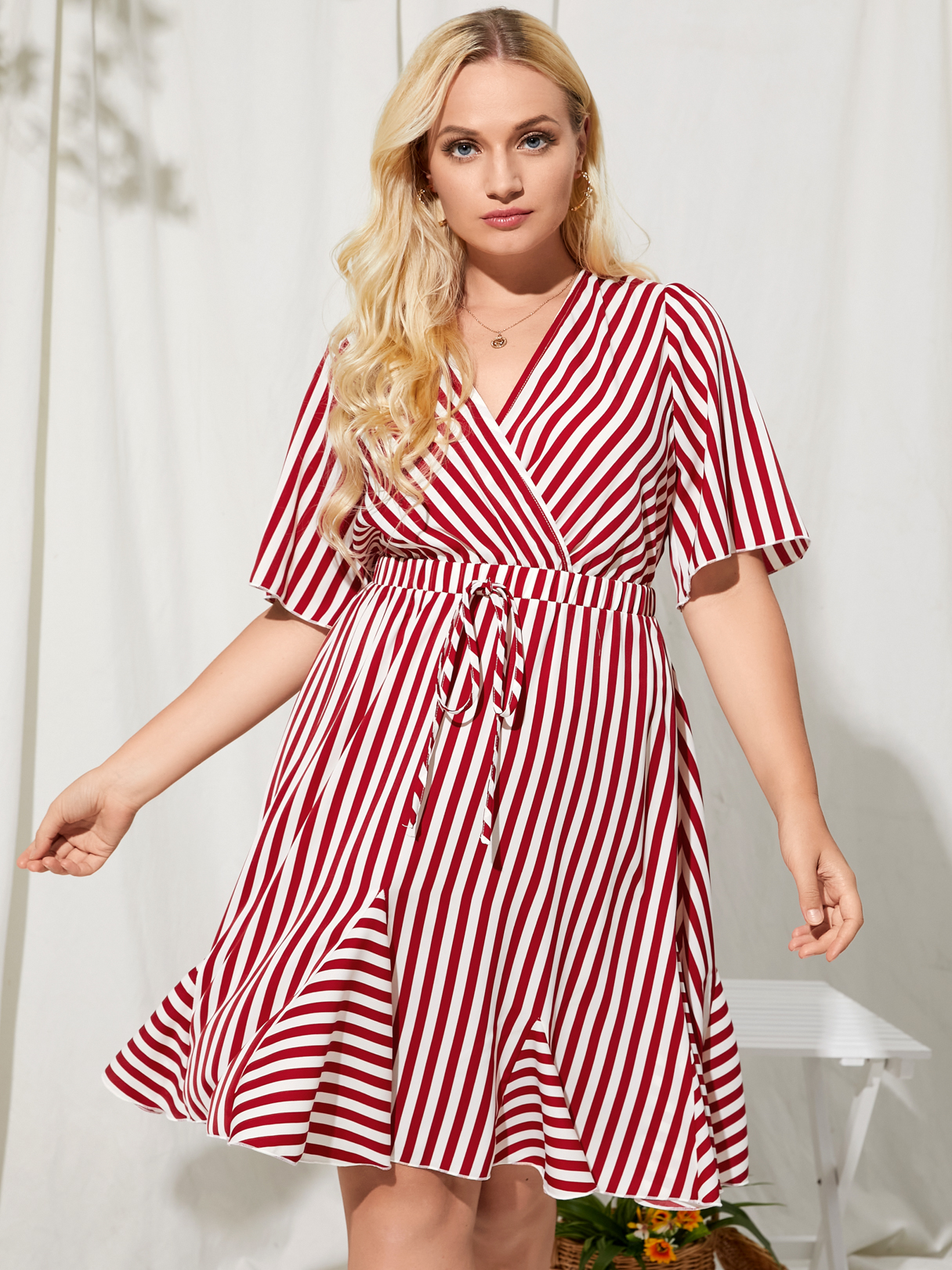 YOINS Plus Größe V-Ausschnitt Gestreiftes Binde-Design halbe Ärmel Kleid günstig online kaufen