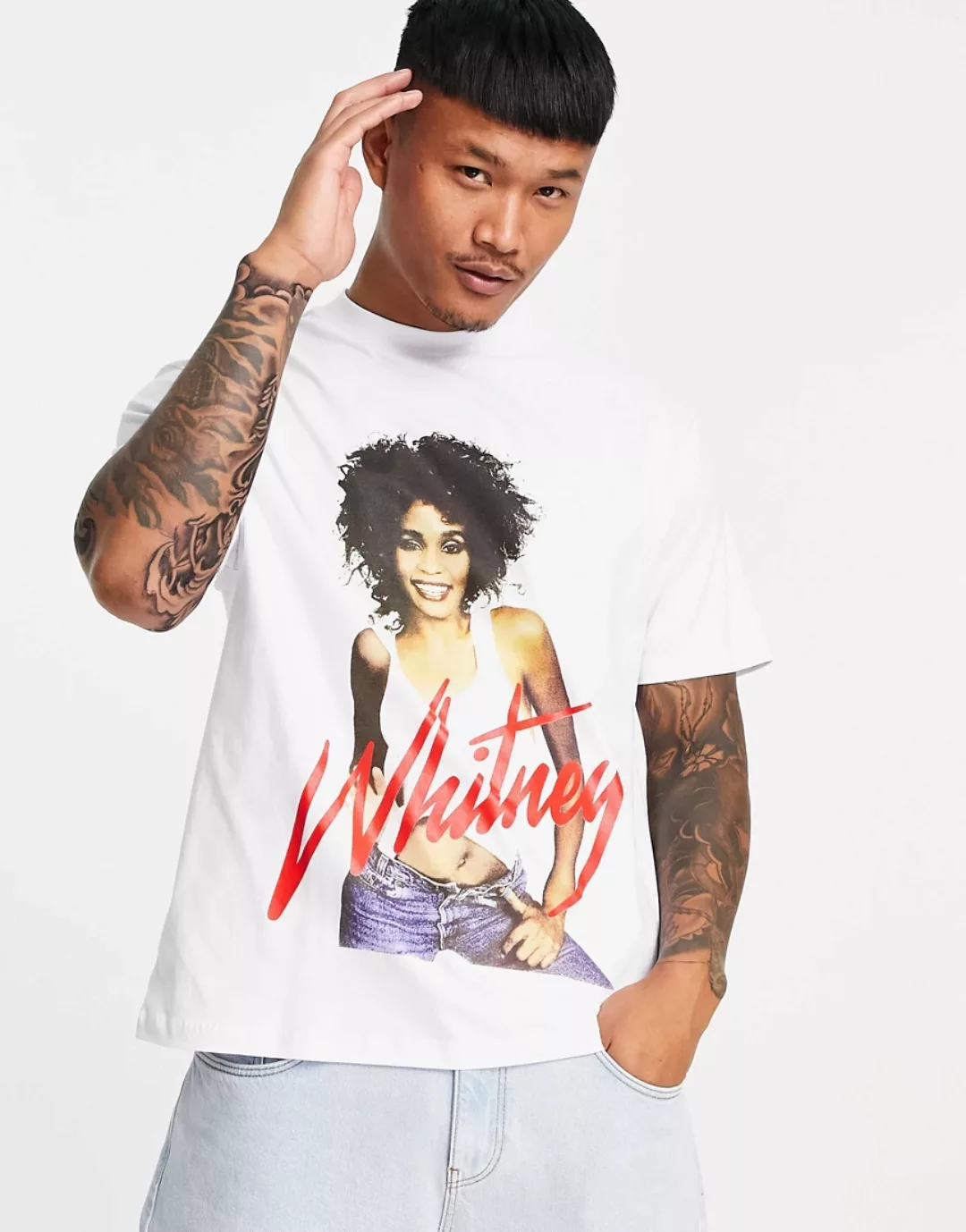 ASOS DESIGN – Lässiges kurzärmliges T-Shirt in Weiß mit Whitney Houston-Pri günstig online kaufen