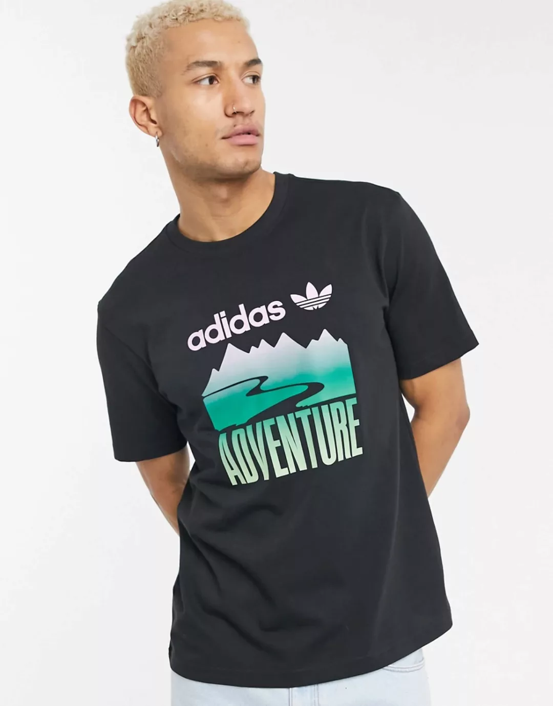 adidas Originals – T-Shirt in Schwarz mit Adventure-Grafikprint günstig online kaufen