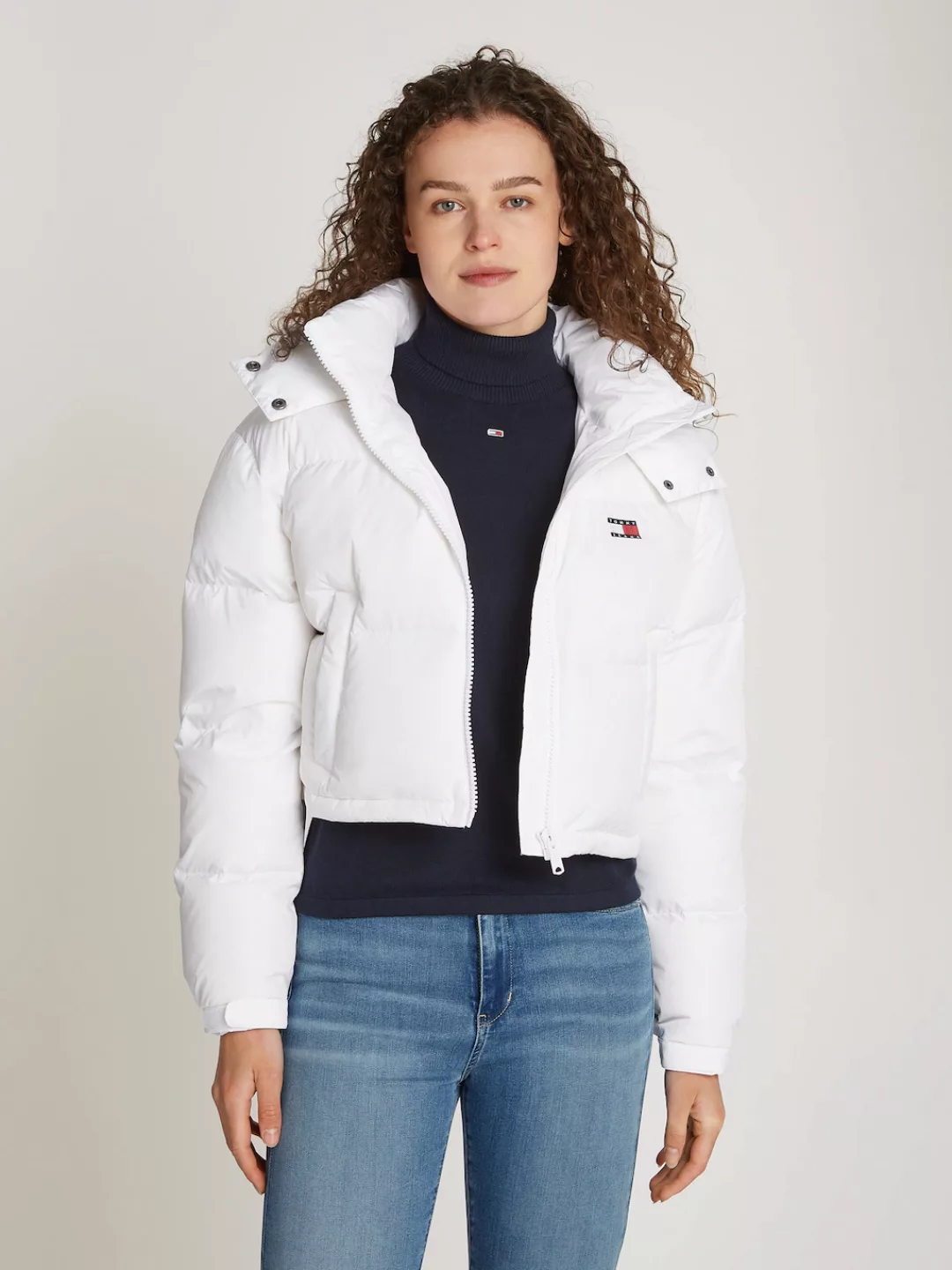 Tommy Jeans Steppjacke "TJW CRP ALASKA PUFFER", mit Kapuze, mit Logosticker günstig online kaufen