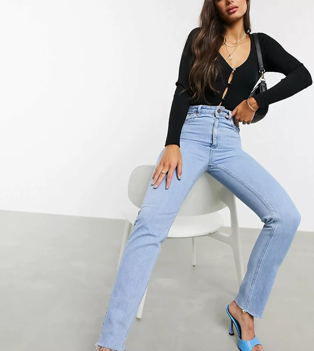 ASOS DESIGN Tall – Farleigh – Enge Mom-Jeans mit hohem Bund in hellblauer W günstig online kaufen