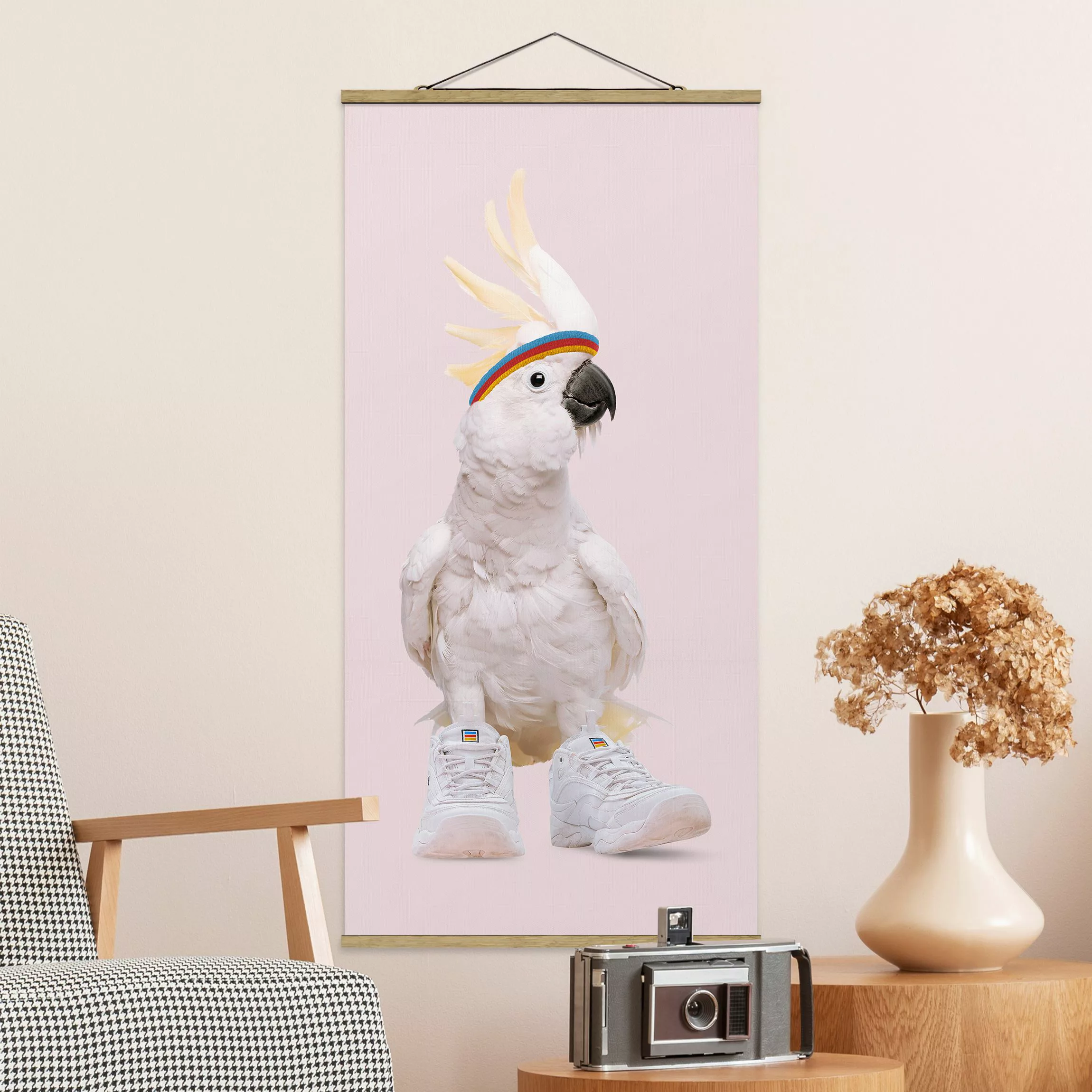 Stoffbild Tiere mit Posterleisten - Hochformat Kakadu mit Schuhen günstig online kaufen