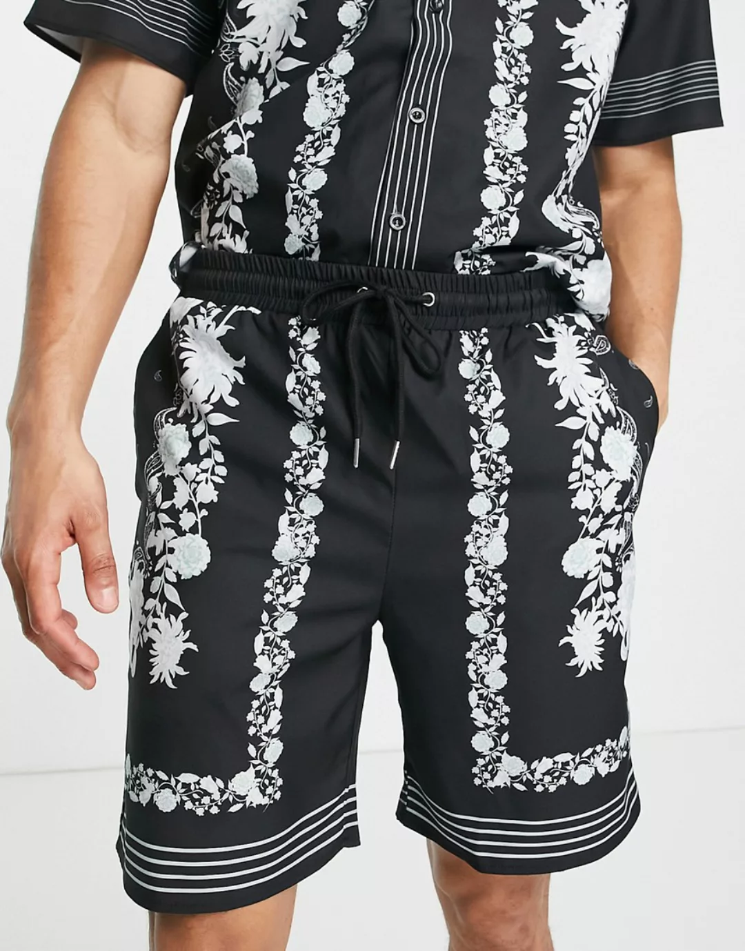 Mennace – Shorts mit Bordüren-Print in Schwarz günstig online kaufen