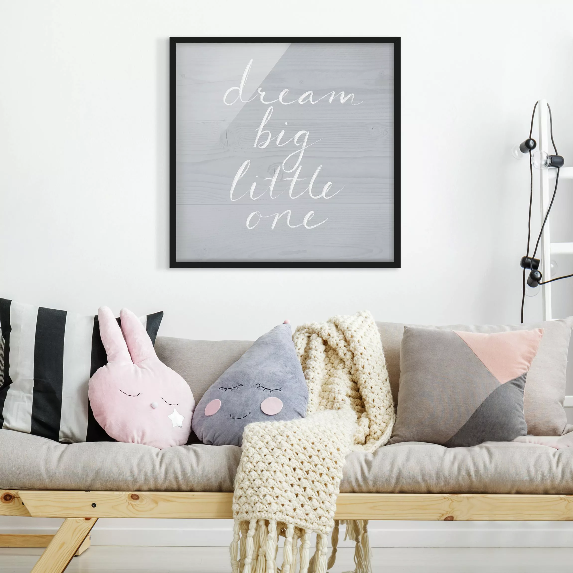 Bild mit Rahmen Spruch - Quadrat Holzwand grau - Dream big günstig online kaufen