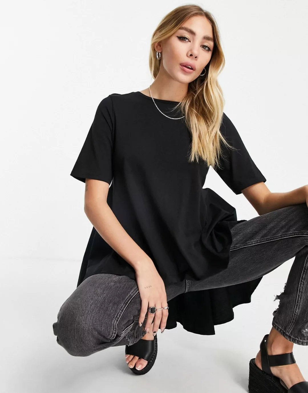 Only – T-Shirt in Schwarz mit hinten plissiertem Schößchen günstig online kaufen