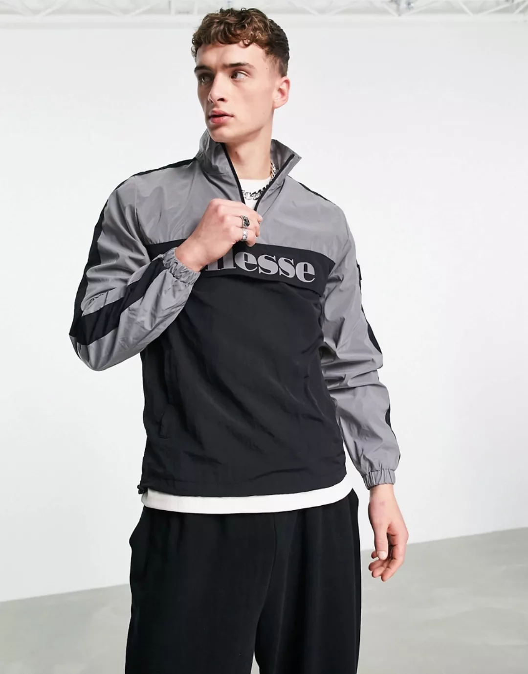 ellesse – Reflektierende Windjacke in Silber mit kurzem Reißverschluss-Schw günstig online kaufen