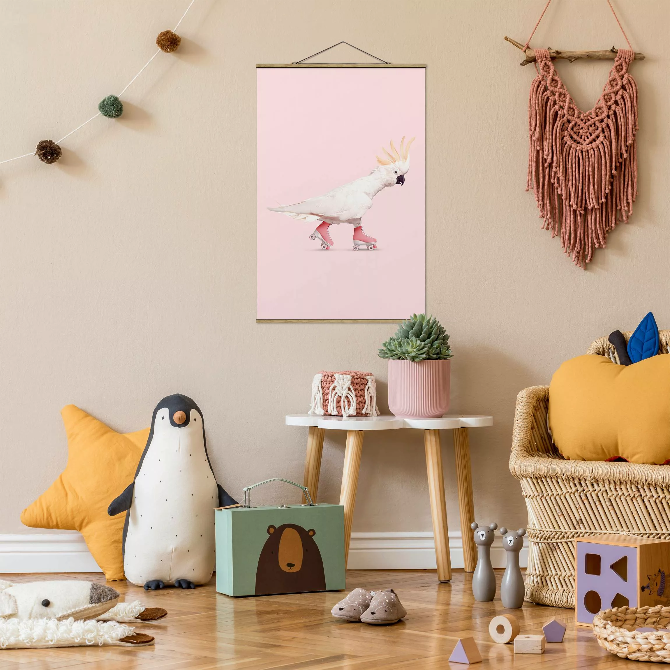 Stoffbild Tiere mit Posterleisten - Hochformat Kakadu mit Rollschuhen günstig online kaufen