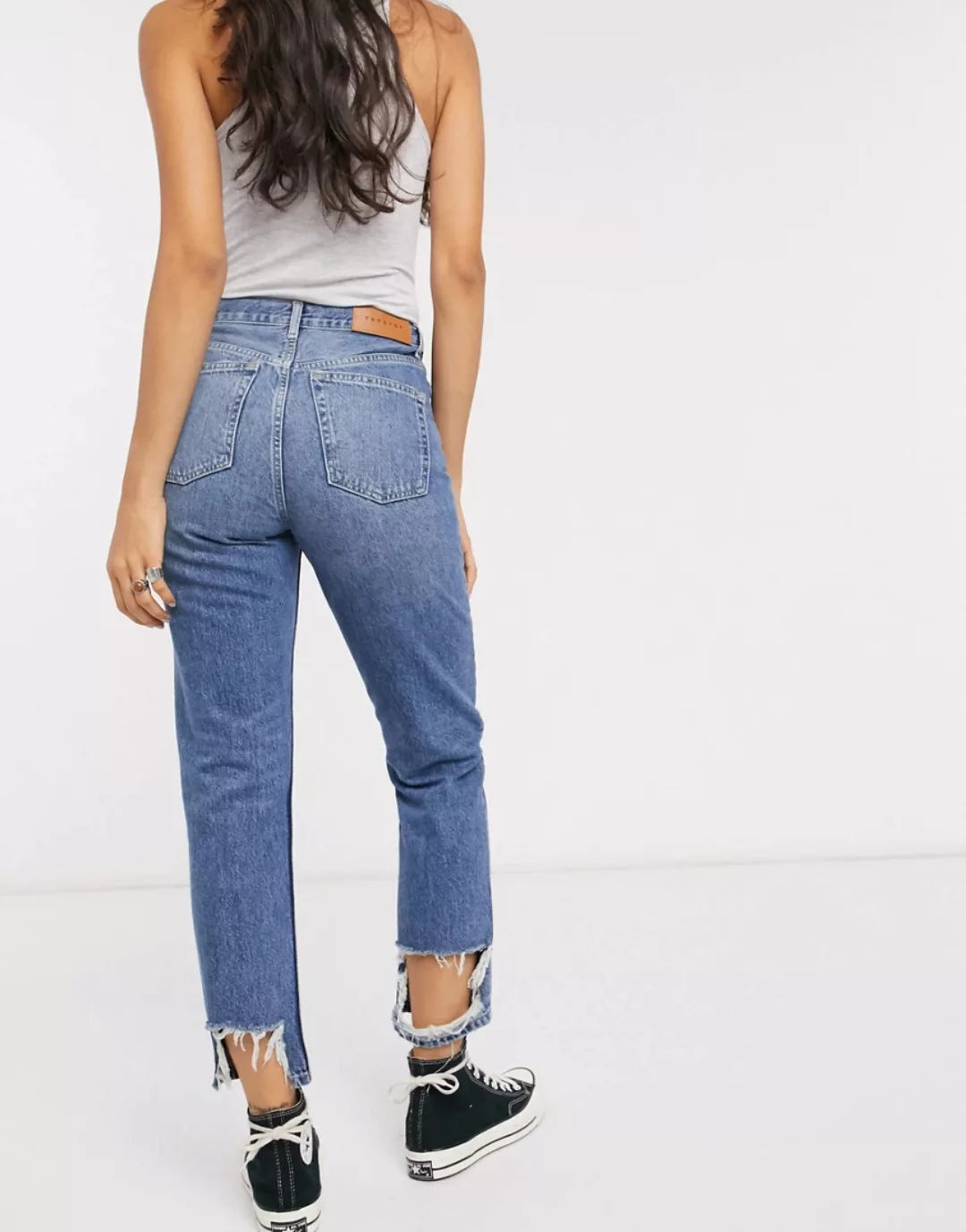 Topshop – Editor – Jeans mit geradem Bein und unverarbeitetem Saum in Mitte günstig online kaufen