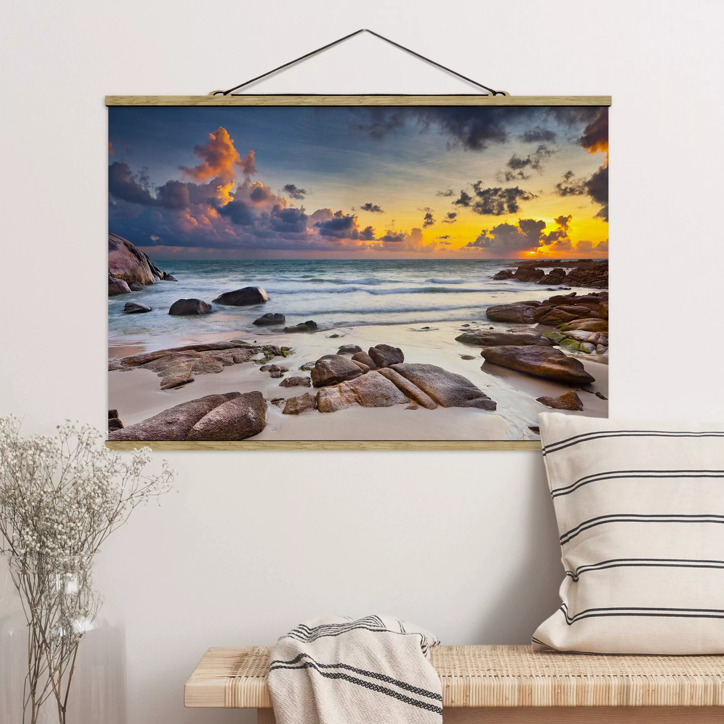 Stoffbild Strand mit Posterleisten - Querformat Strand Sonnenaufgang in Tha günstig online kaufen