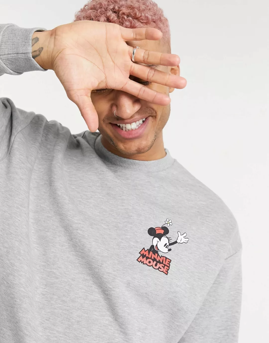 ASOS DESIGN – DISNEY – Kalkgraues Sweatshirt mit Minnie Mouse-Print auf der günstig online kaufen