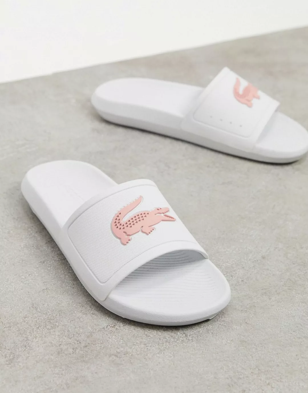 Lacoste – Croco – Sandalen mit Logo in Weiß und Rosa günstig online kaufen