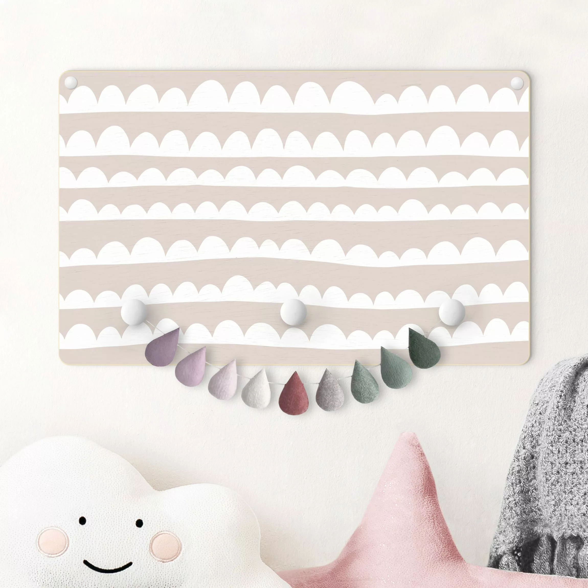 Kindergarderobe Holz Gezeichnete Weiße Wolkenbänder auf Creme günstig online kaufen
