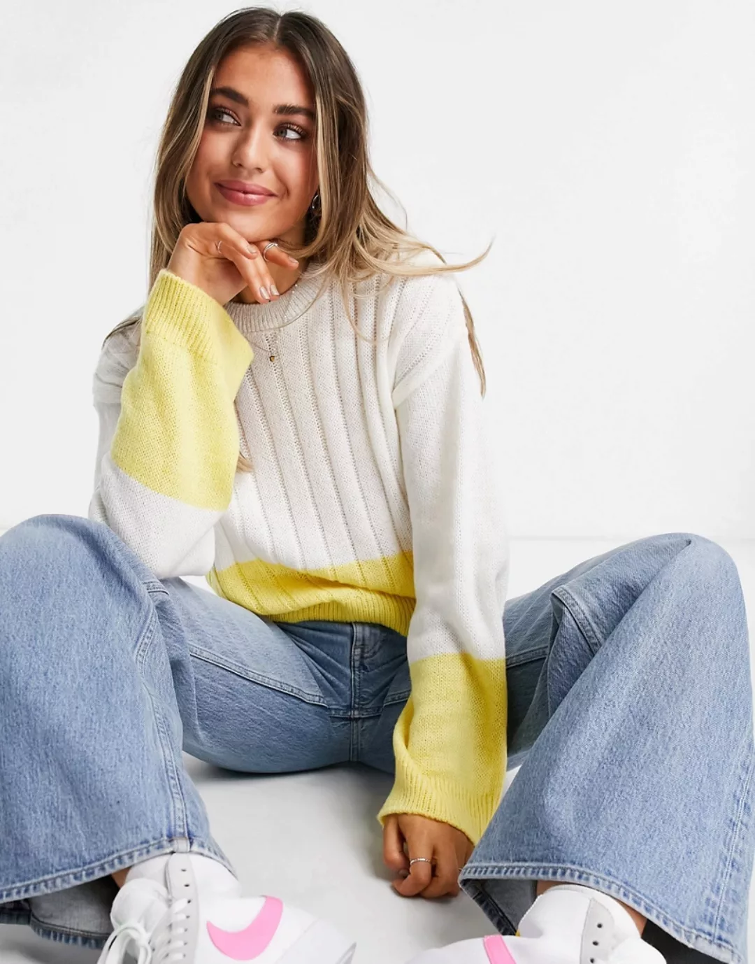 ASOS DESIGN – Weißer Pullover mit Farbblockdesign günstig online kaufen