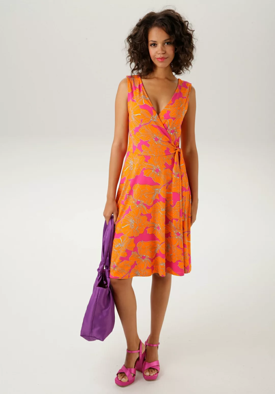Aniston CASUAL Sommerkleid, mit farbintensivem, großflächigem Blumendruck - günstig online kaufen