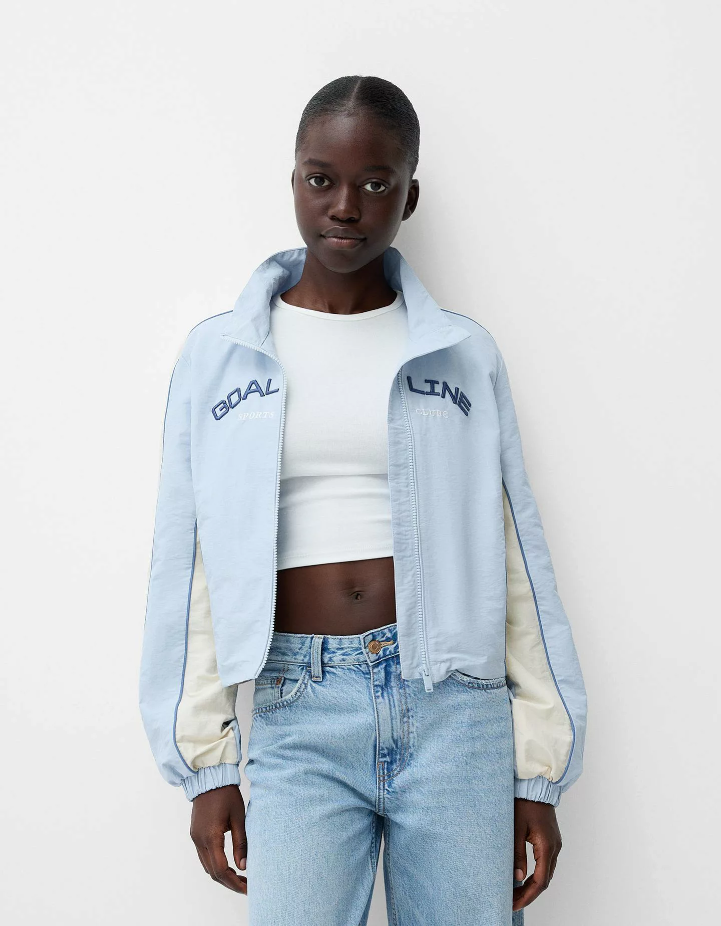 Bershka Jacke Aus Funktionsstoff Mit Nylonstickerei Damen Xs Blau günstig online kaufen