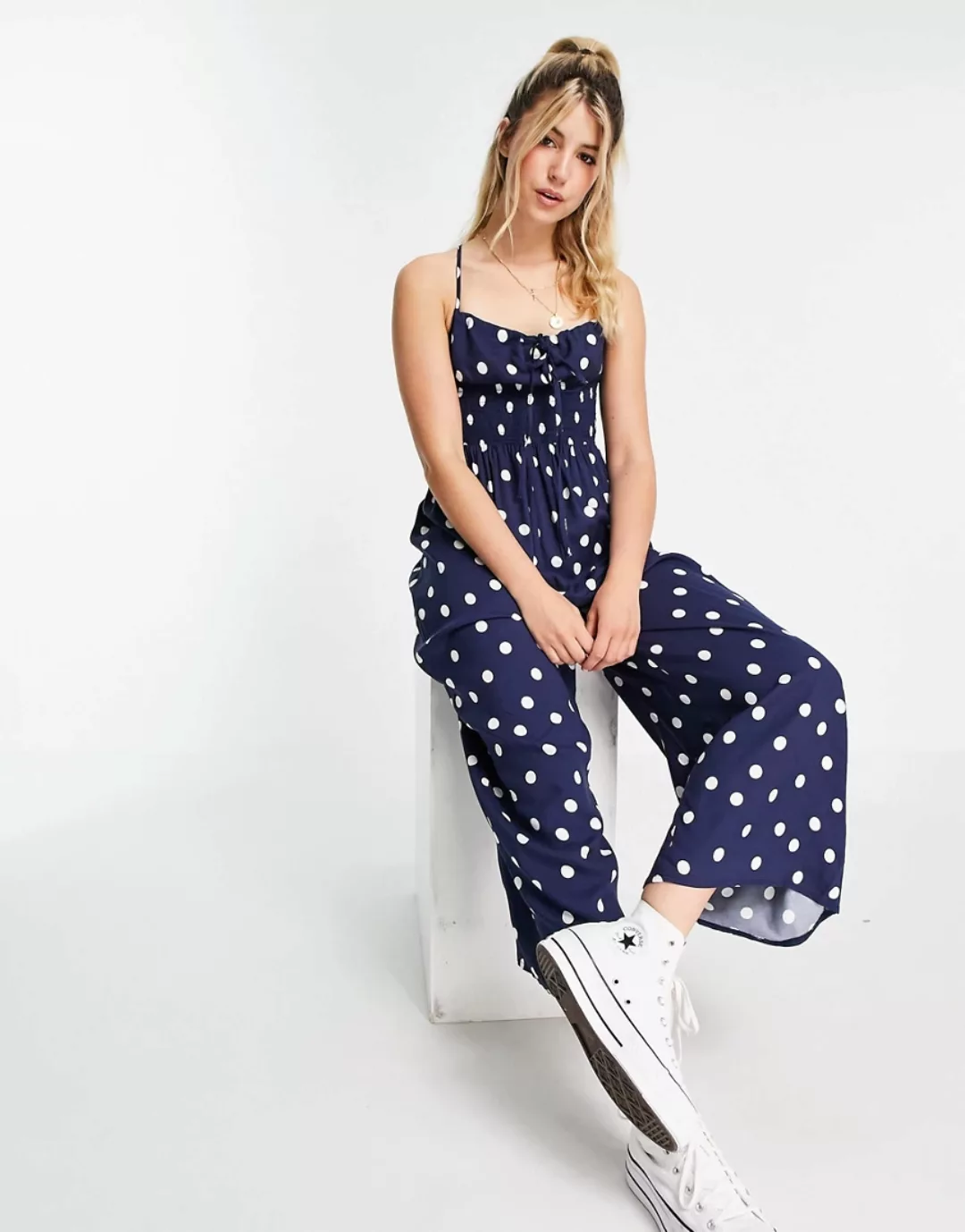 ASOS DESIGN – Culotte-Jumpsuit mit Bindedetail auf der Vorderseite, gesmokt günstig online kaufen