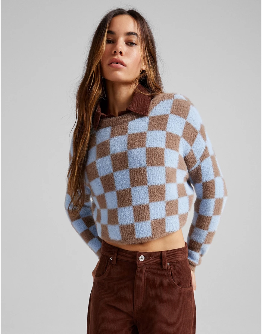 Bershka – Pullover mit Schachbrettmuster in Blau und Braun-Mehrfarbig günstig online kaufen