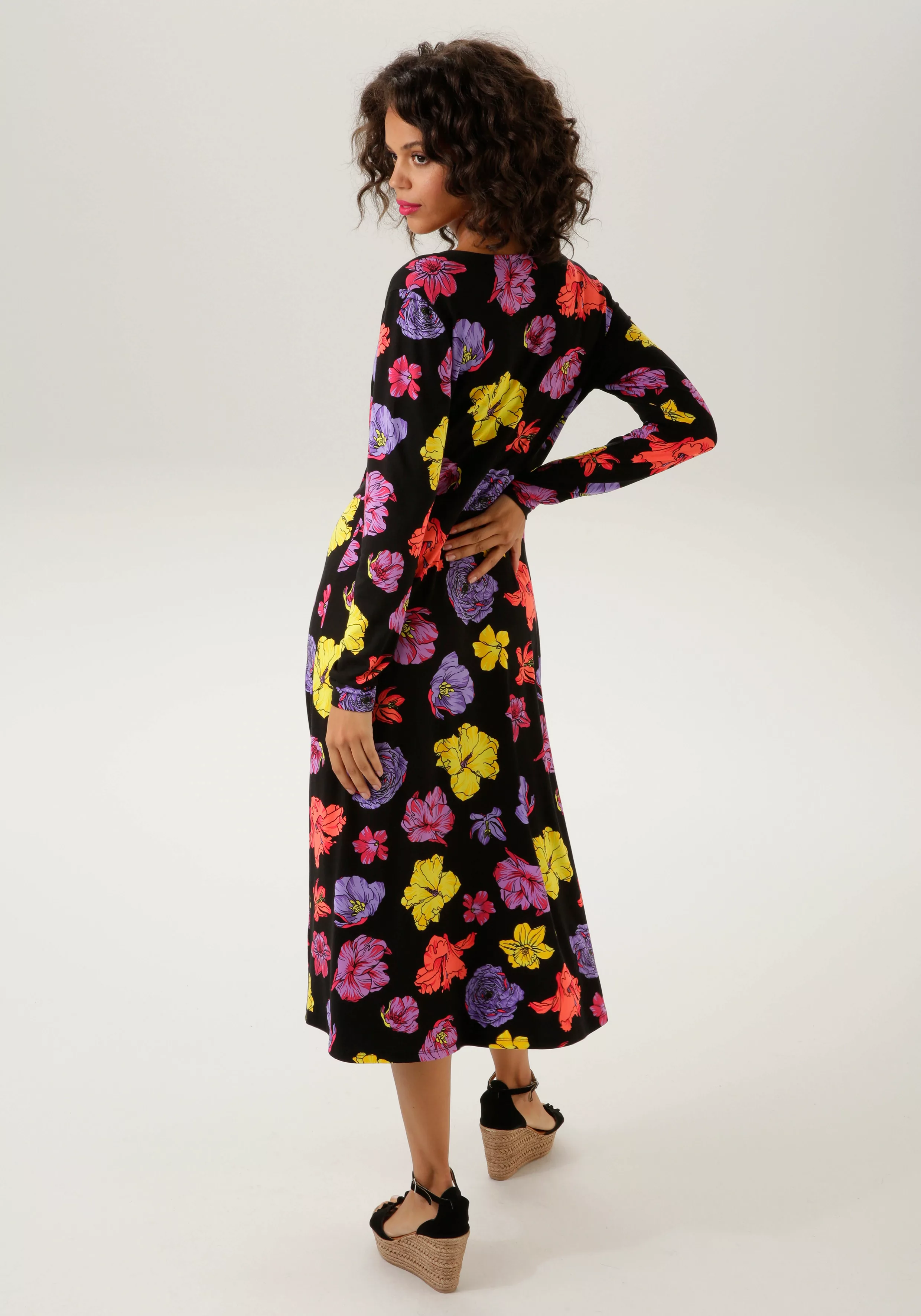 Aniston CASUAL Jerseykleid, mit farbenfrohen Blüten bedruckt - NEUE KOLLEKT günstig online kaufen