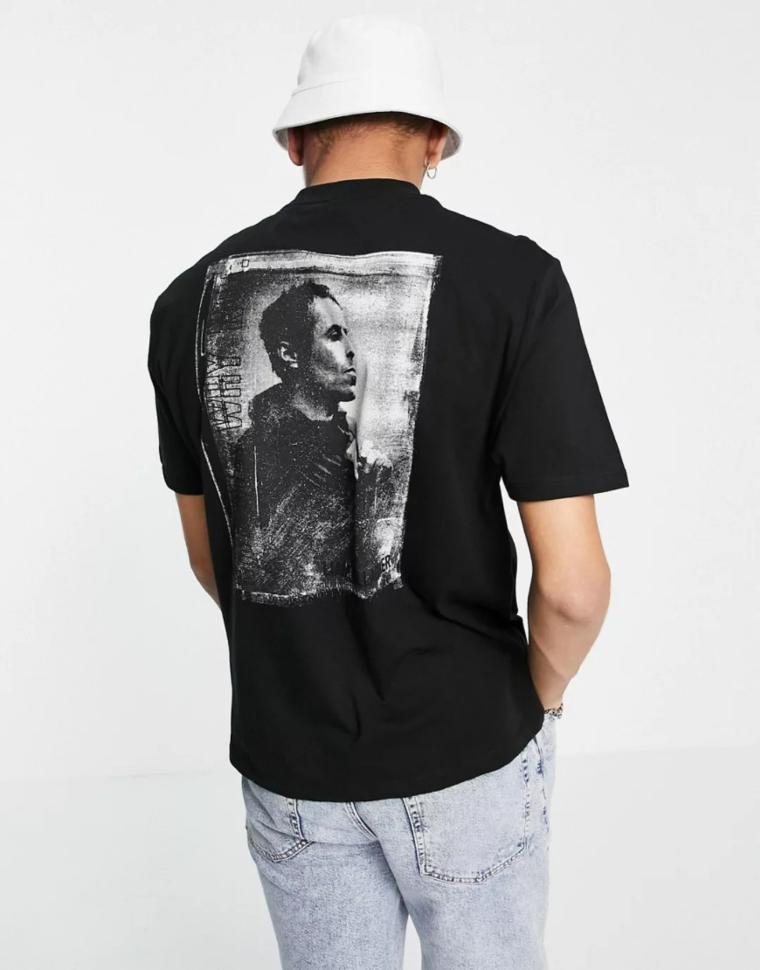 ASOS DESIGN – T-Shirt in Schwarz mit Liam-Gallagher-Prints günstig online kaufen