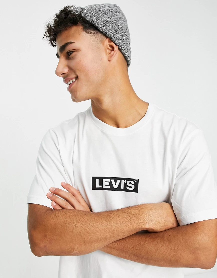 Levi's – T-Shirt in Weiß mit kleinem, kastenförmigem Etikett-Logo günstig online kaufen