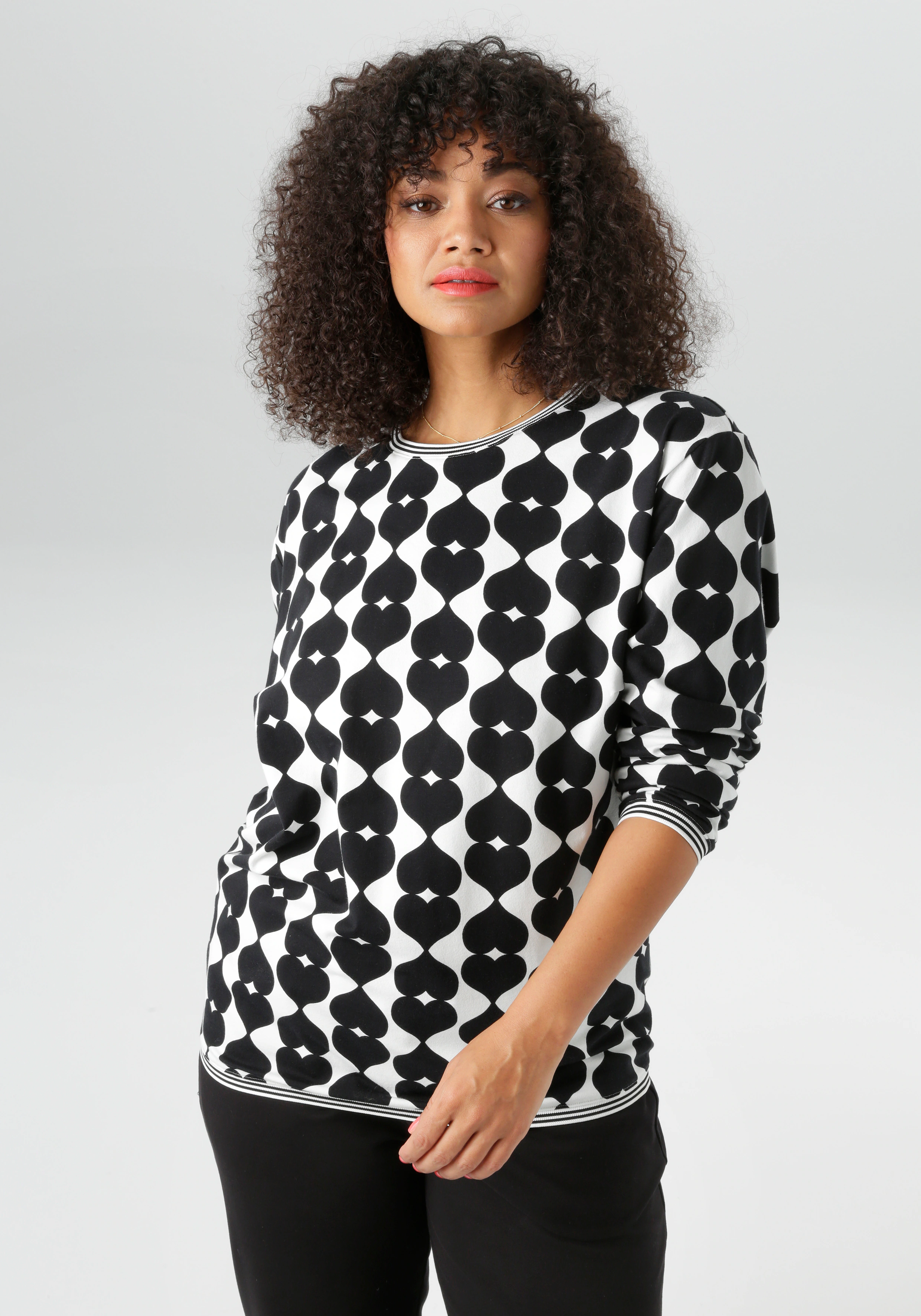 Aniston PLUS Sweatshirt, mit großflächigem, Herzdruck - NEUE KOLLEKTION günstig online kaufen