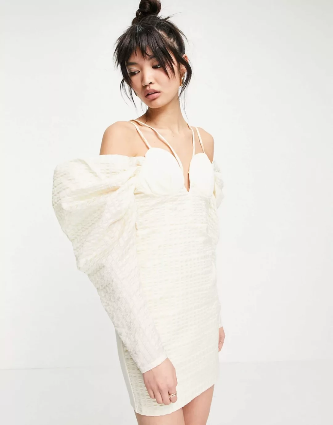 ASOS DESIGN – Schulterfreies, plissiertes Minikleid mit überkreuzten Träger günstig online kaufen