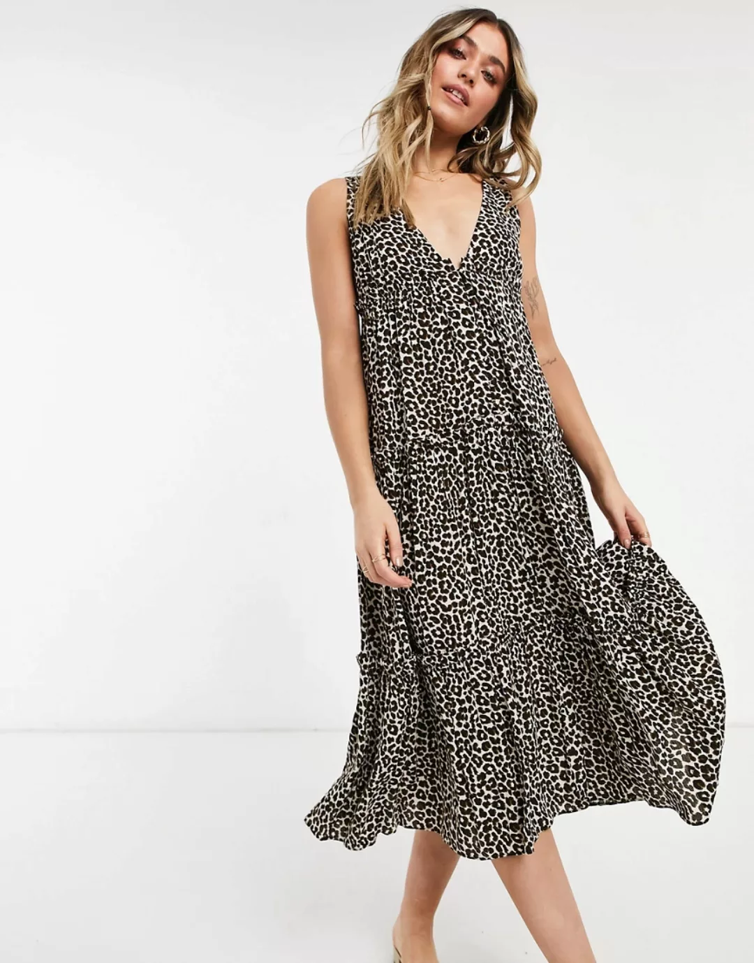 ASOS DESIGN – Sommerliches, gestuftes, Midikleid in Leopard mit Knopfleiste günstig online kaufen