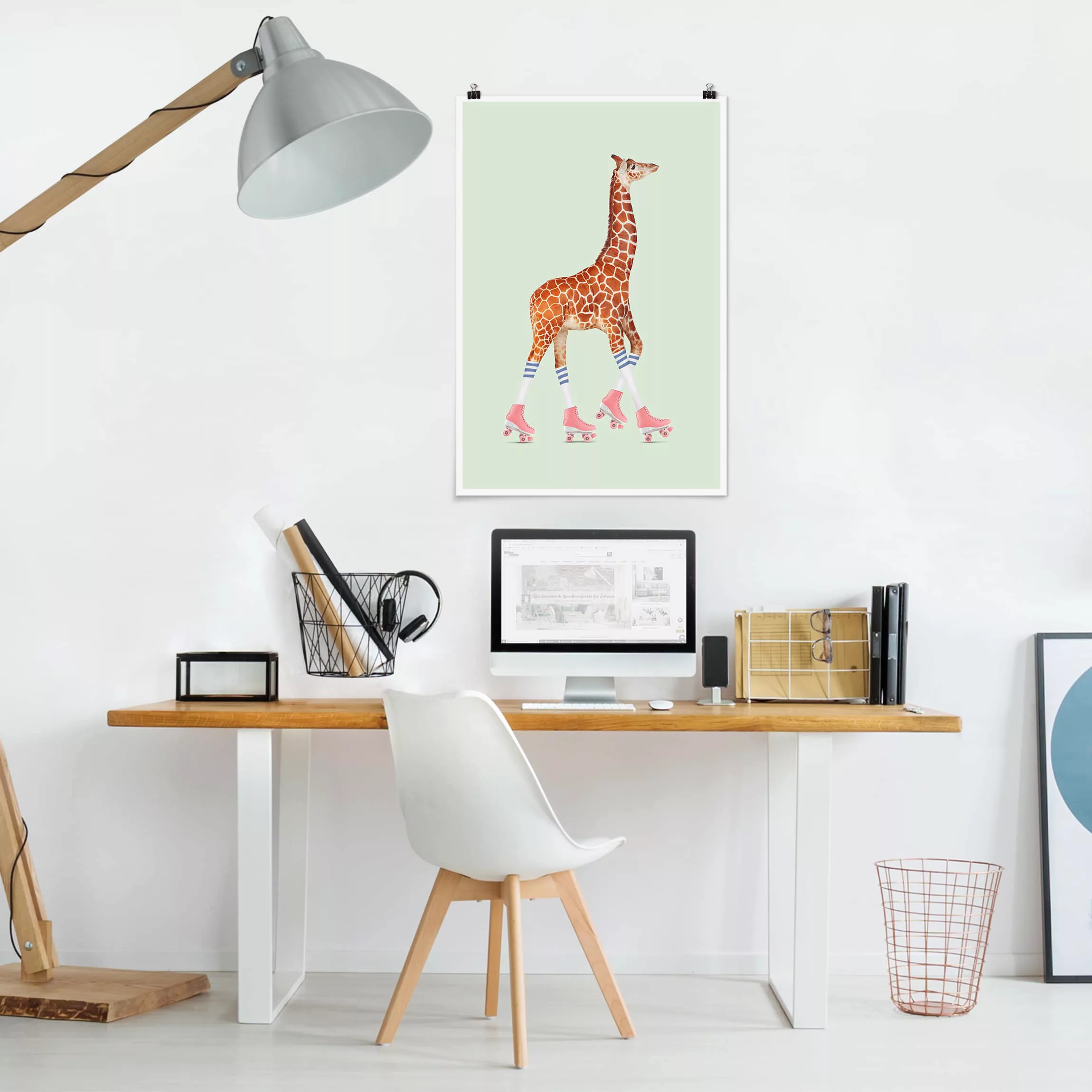 Poster Tiere - Hochformat Giraffe mit Rollschuhen günstig online kaufen