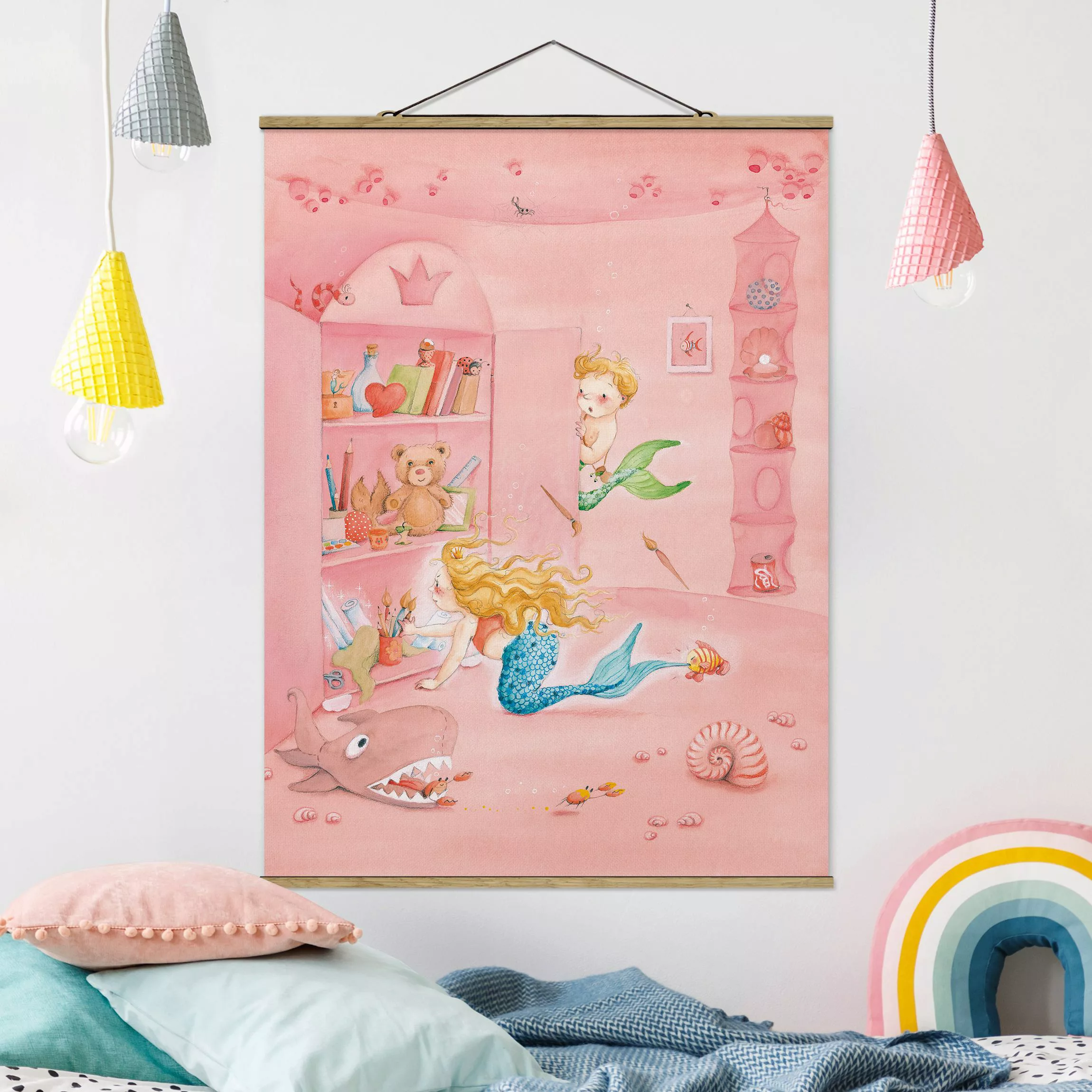 Stoffbild Kinderzimmer mit Posterleisten - Hochformat Matilda hat einen Pla günstig online kaufen