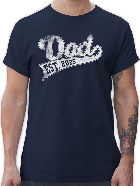 Shirtracer T-Shirt Dad Est. 2025 I Werdender Papa Vatertag Geschenk für Pap günstig online kaufen