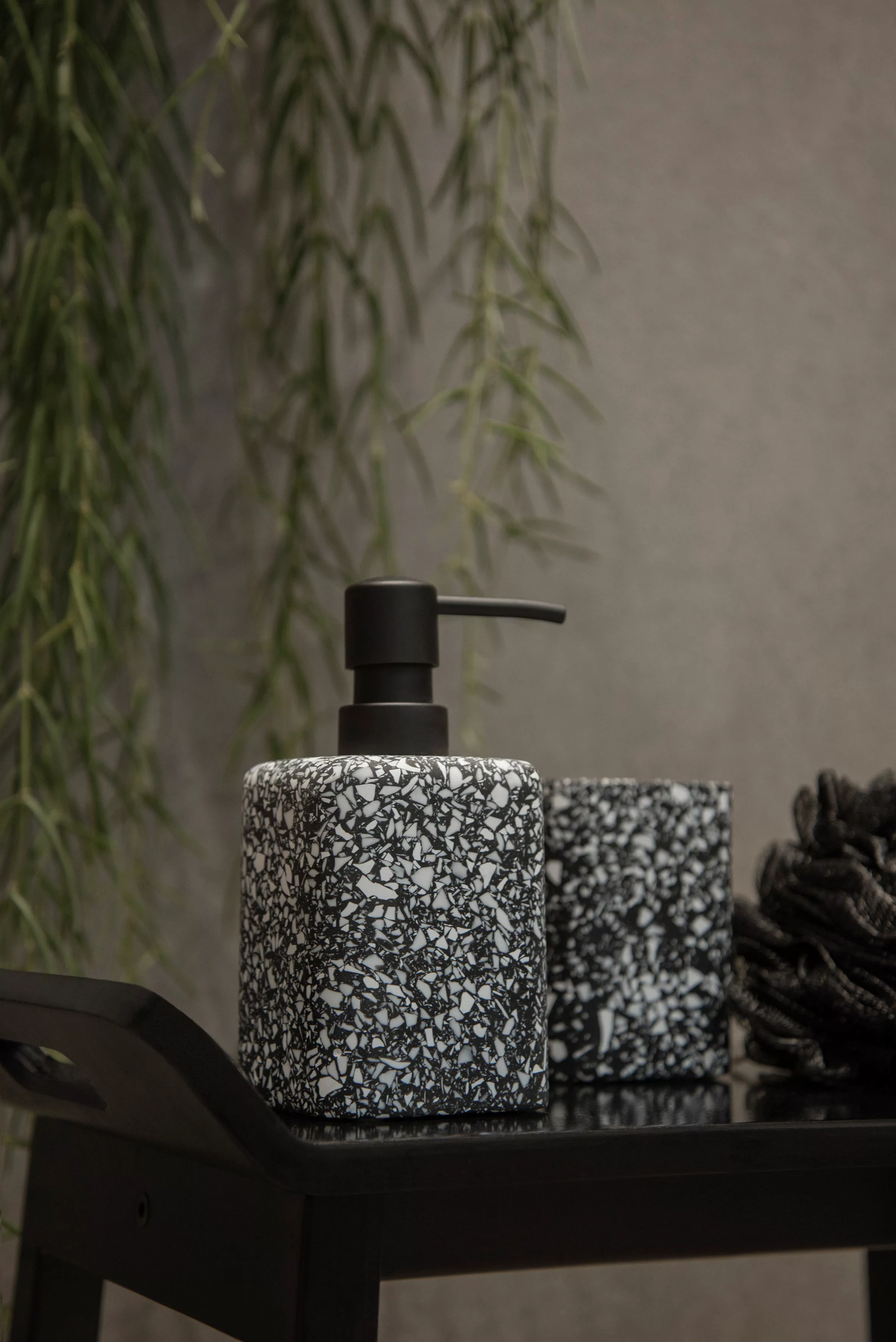 WENKO Zahnputzbecher "Terrazzo", schwarz, aus Polyresin gefertigt günstig online kaufen