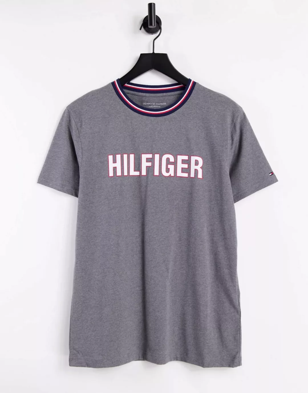 Tommy Hilfiger – Hellgraues T-Shirt mit Logo auf der Brust in ausgeblichene günstig online kaufen