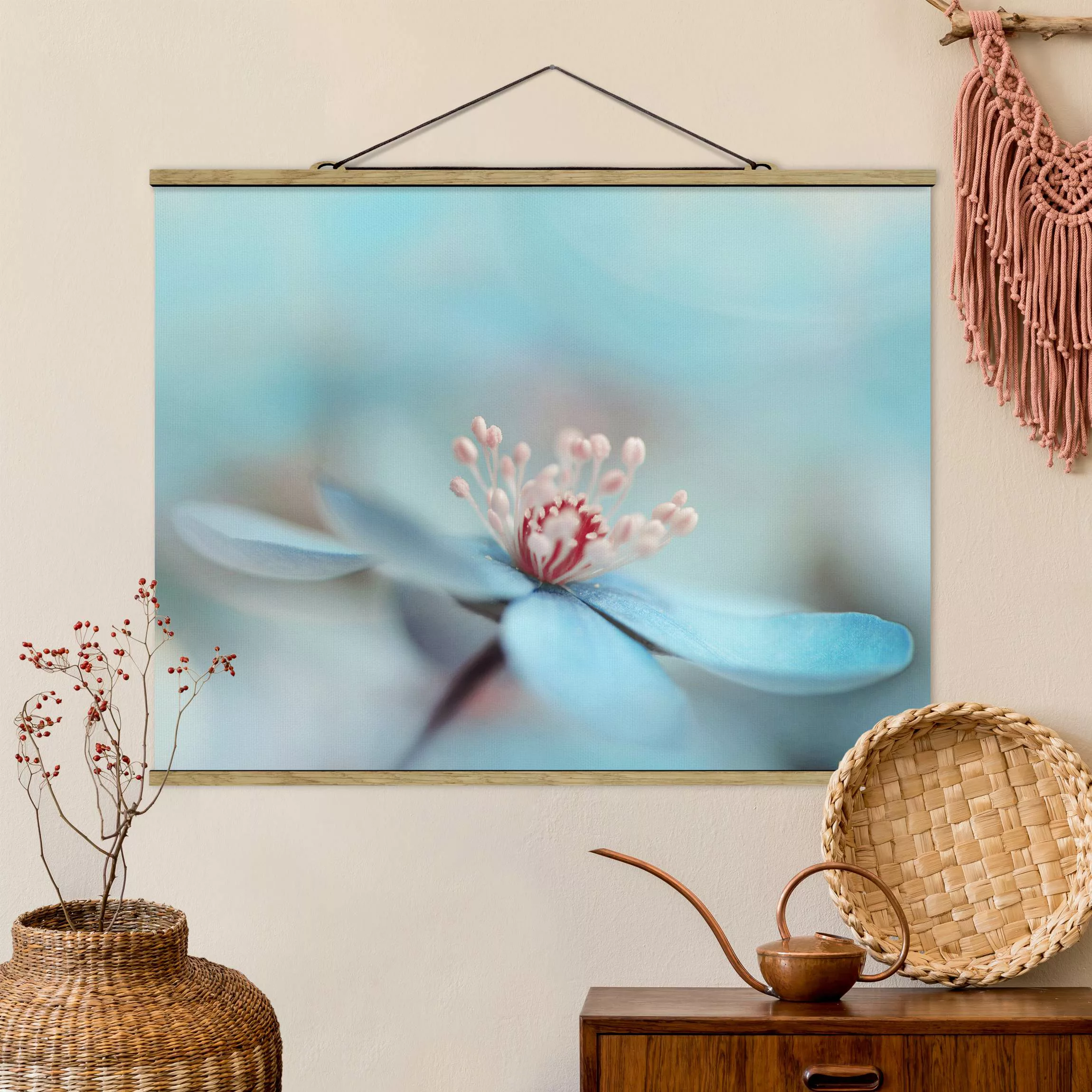Stoffbild Blumen mit Posterleisten - Querformat Blüten in Hellblau günstig online kaufen