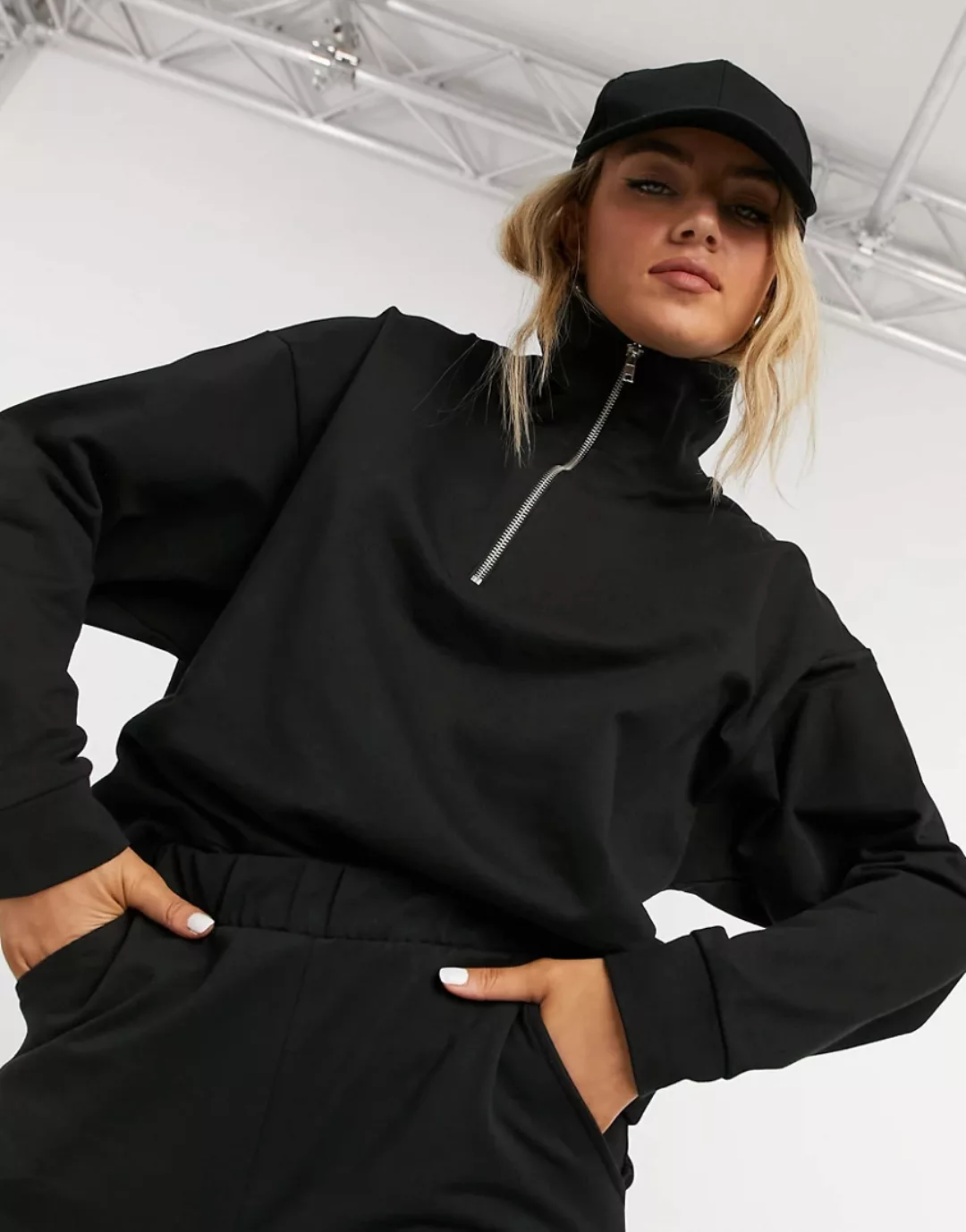 ASOS DESIGN – Trainingsanzug mit Sweatshirt mit kurzem Reißverschluss und J günstig online kaufen