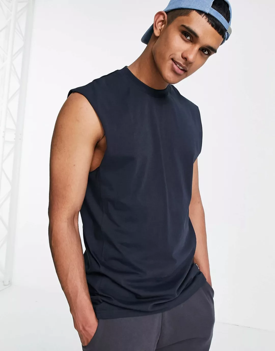 Only & Sons – Legeres, ärmelloses T-Shirt aus Bio-Baumwolle in Marineblau günstig online kaufen