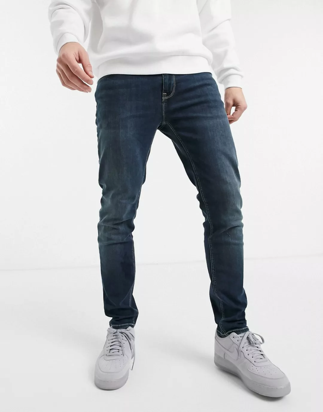 ASOS DESIGN – Enge Jeans in dunkler Waschung-Blau günstig online kaufen