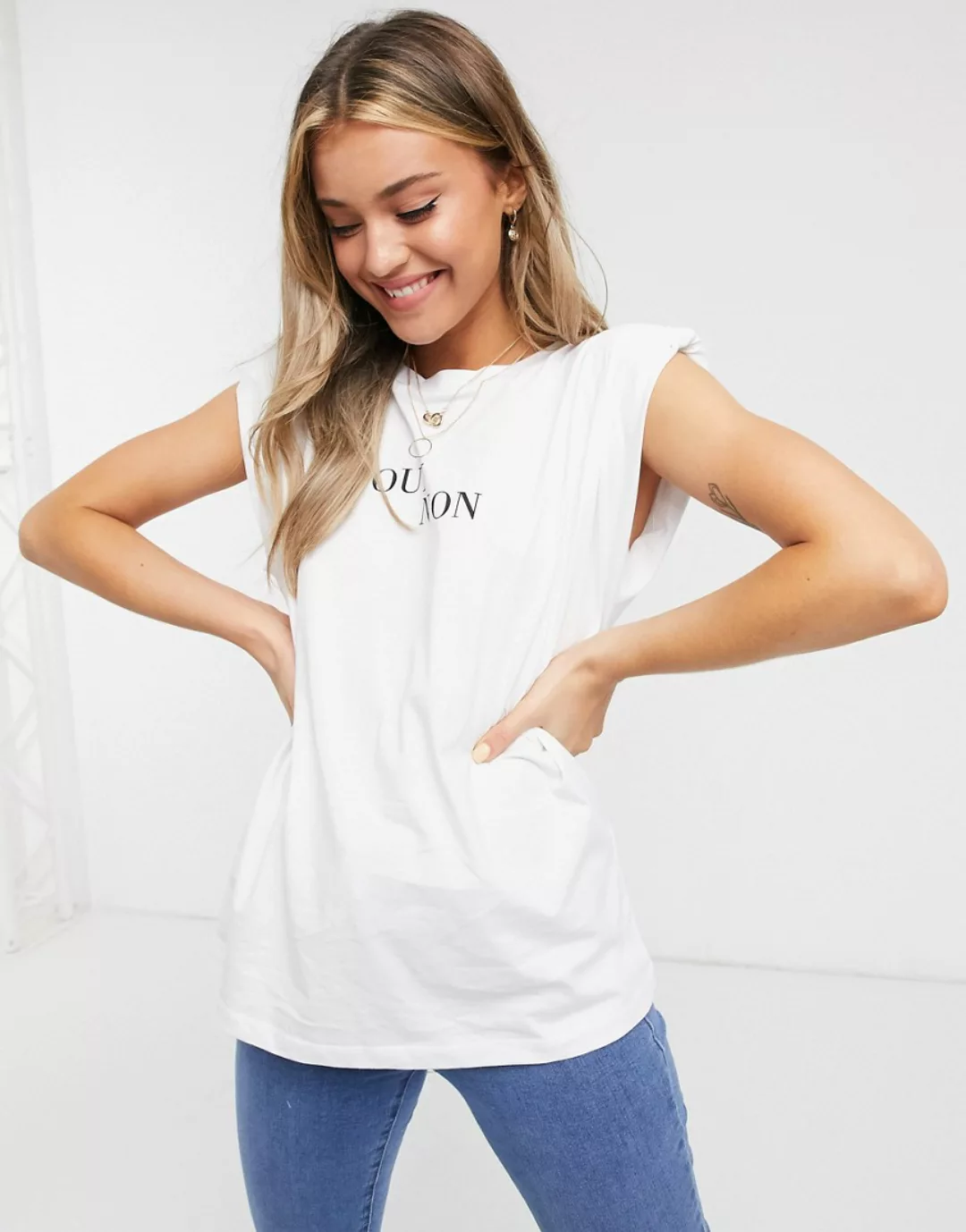 ASOS DESIGN – T-Shirt mit Schulterpolstern und Print-Weiß günstig online kaufen
