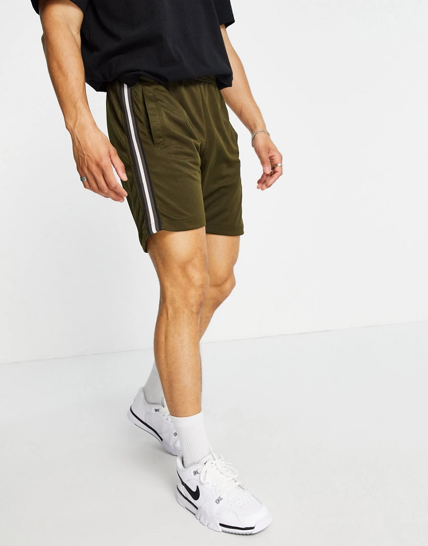 Brave Soul – Trikotshorts in Khaki mit Streifen in Anthrazit-Grün günstig online kaufen