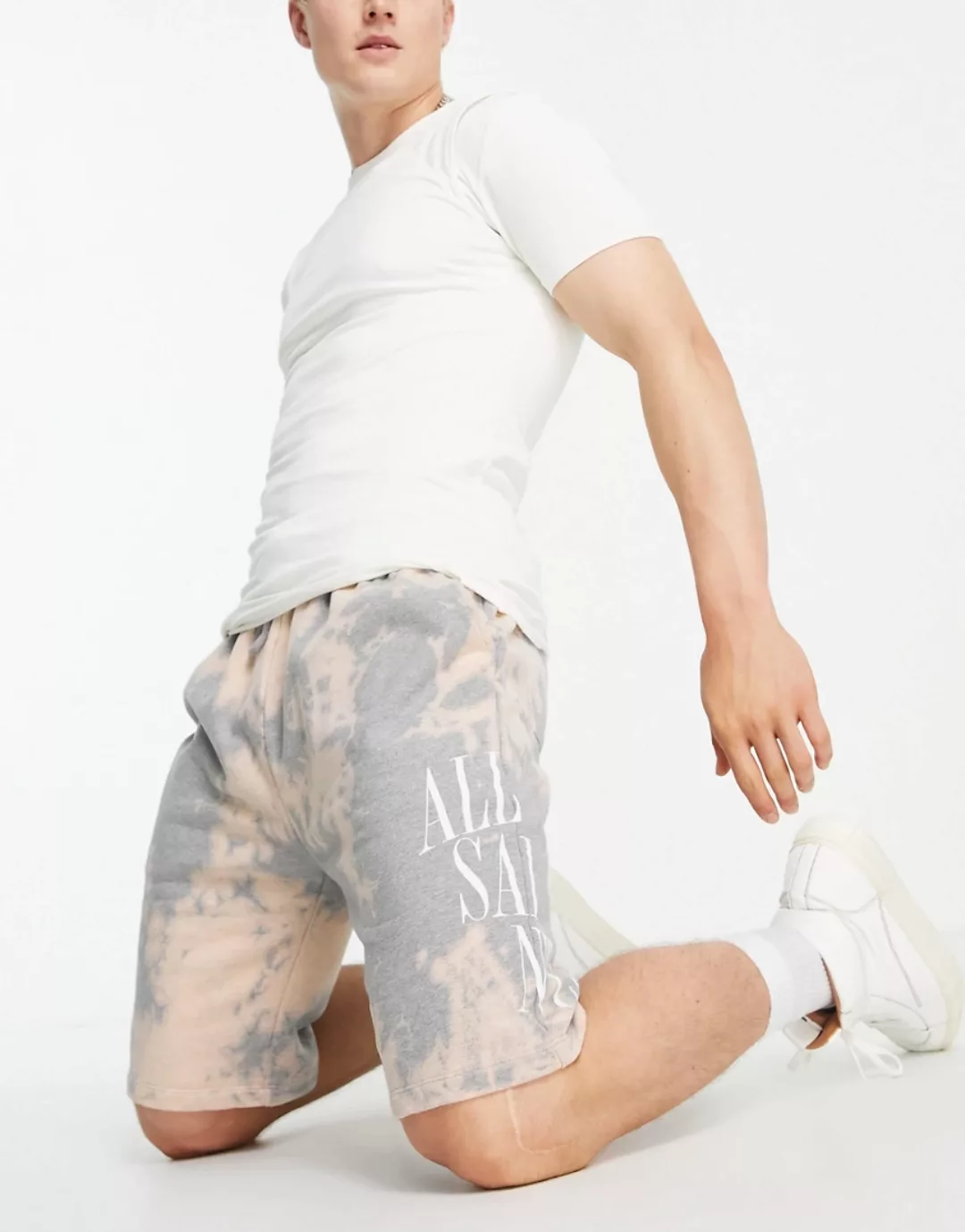 AllSaints – Merger – Shorts in Grau mit Batikmuster günstig online kaufen
