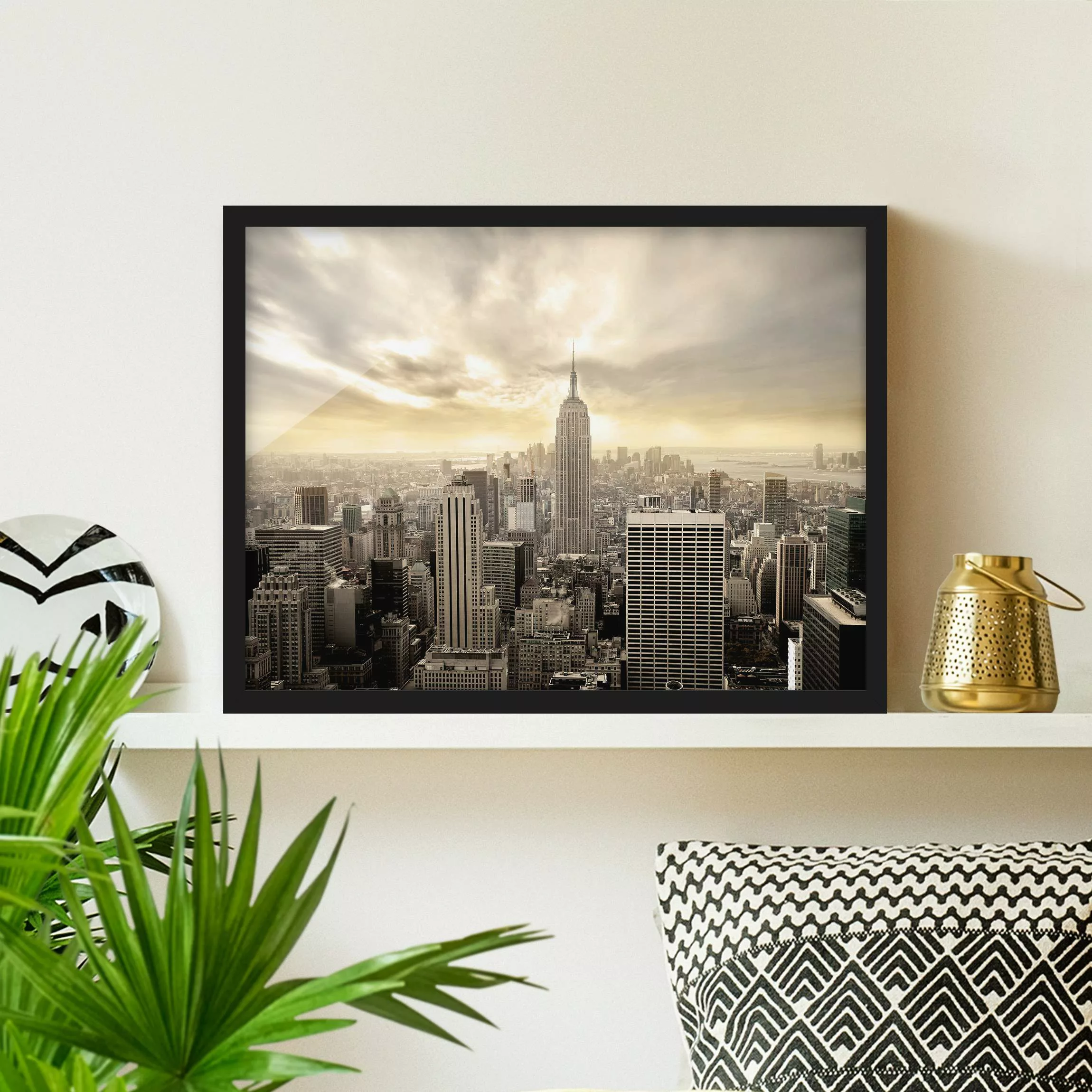 Bild mit Rahmen Architektur & Skyline - Querformat Manhattan Dawn günstig online kaufen