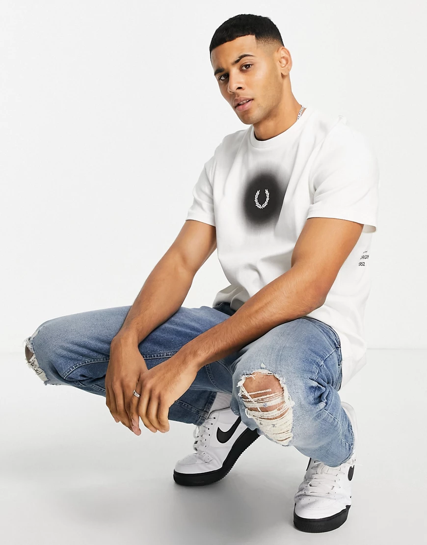 Fred Perry – Ombre – T-Shirt in W mit Kranz-Logo-Weiß günstig online kaufen