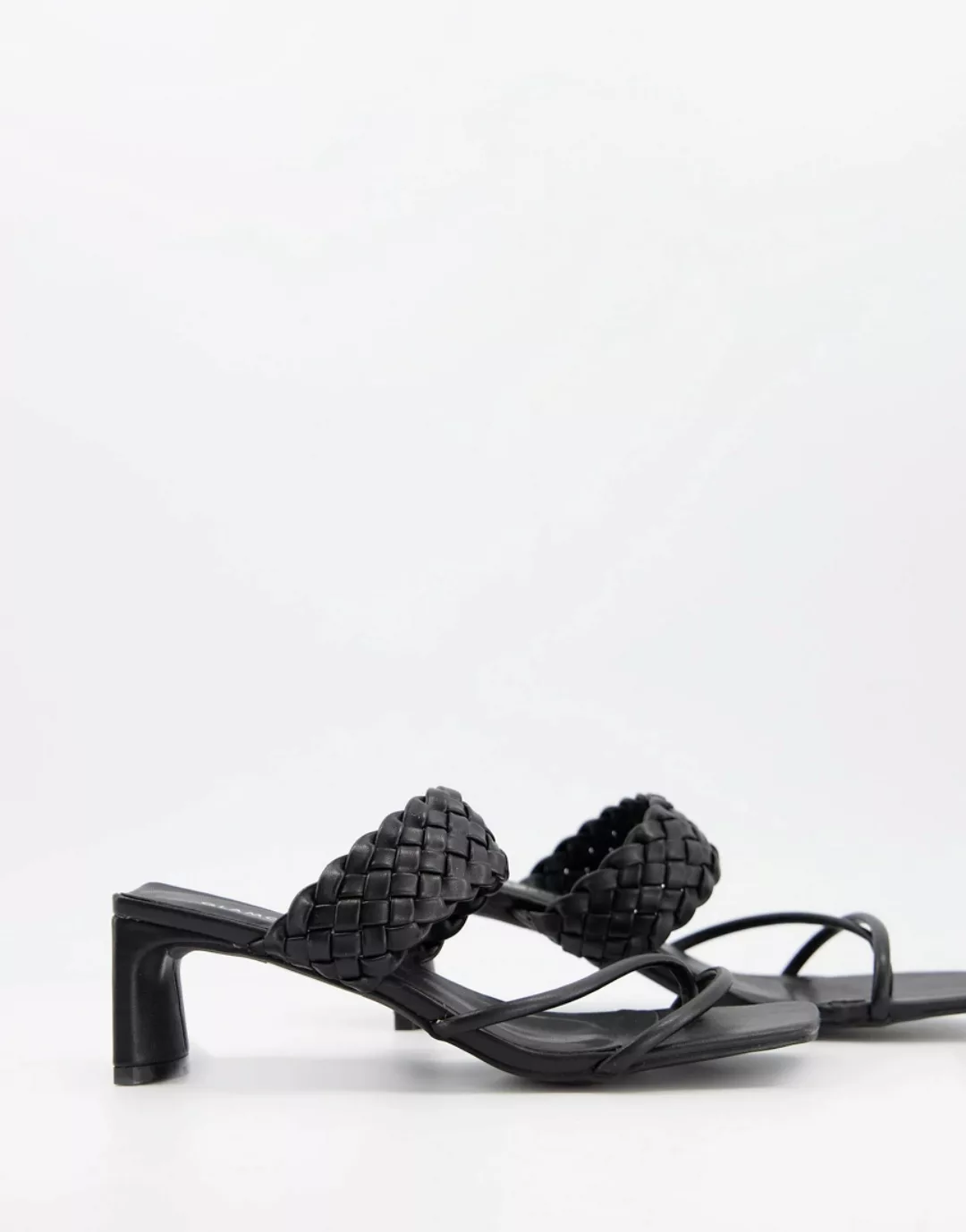 Glamorous – Sandalen in Schwarz mit Riemen in Weboptik und Absatz günstig online kaufen
