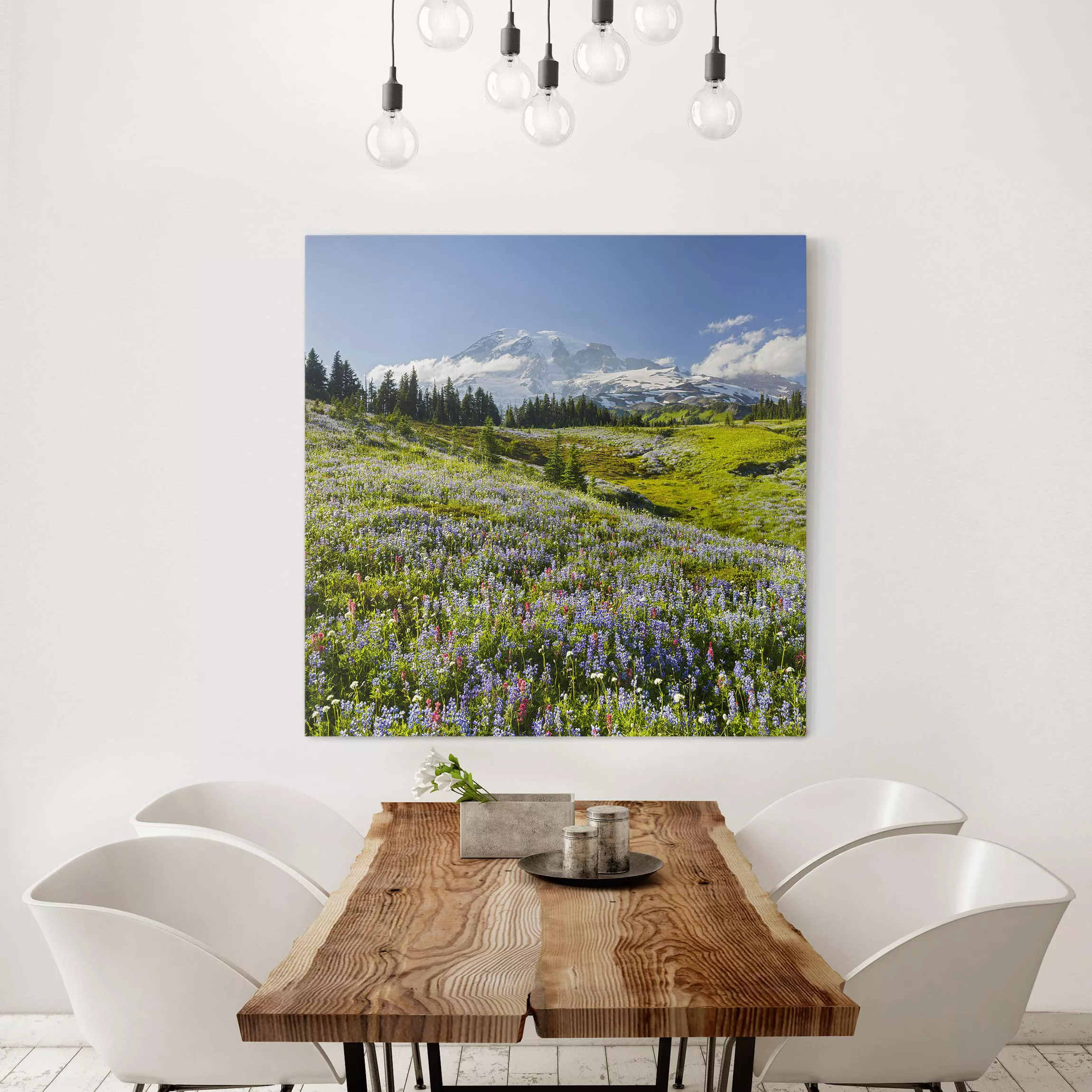 Leinwandbild - Quadrat Bergwiese mit roten Blumen vor Mt. Rainier günstig online kaufen