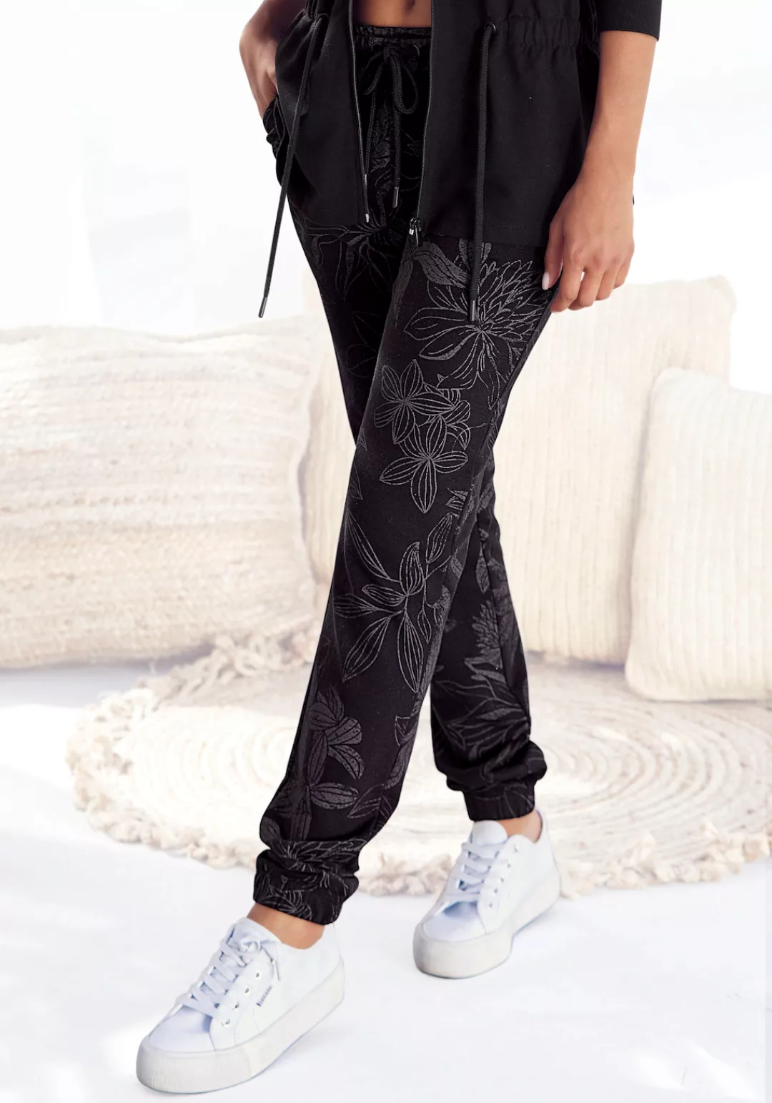 LASCANA Loungehose mit floralem Alloverdruck, Loungeanzug günstig online kaufen